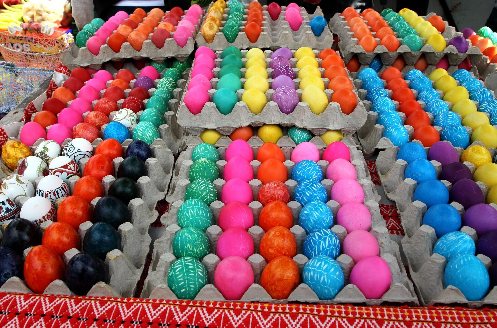 Украшенные пасхальные яйца на рынке - РИА Новости, 1920, 09.03.2023