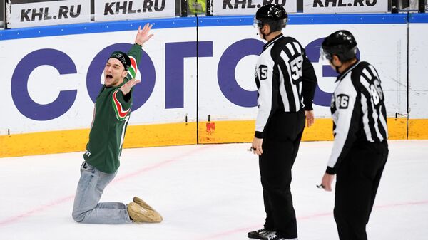 Пранкера, который выбежал на лед Татнефть-Арены в игре регулярного чемпионата КХЛ со СКА из Санкт-Петербурга