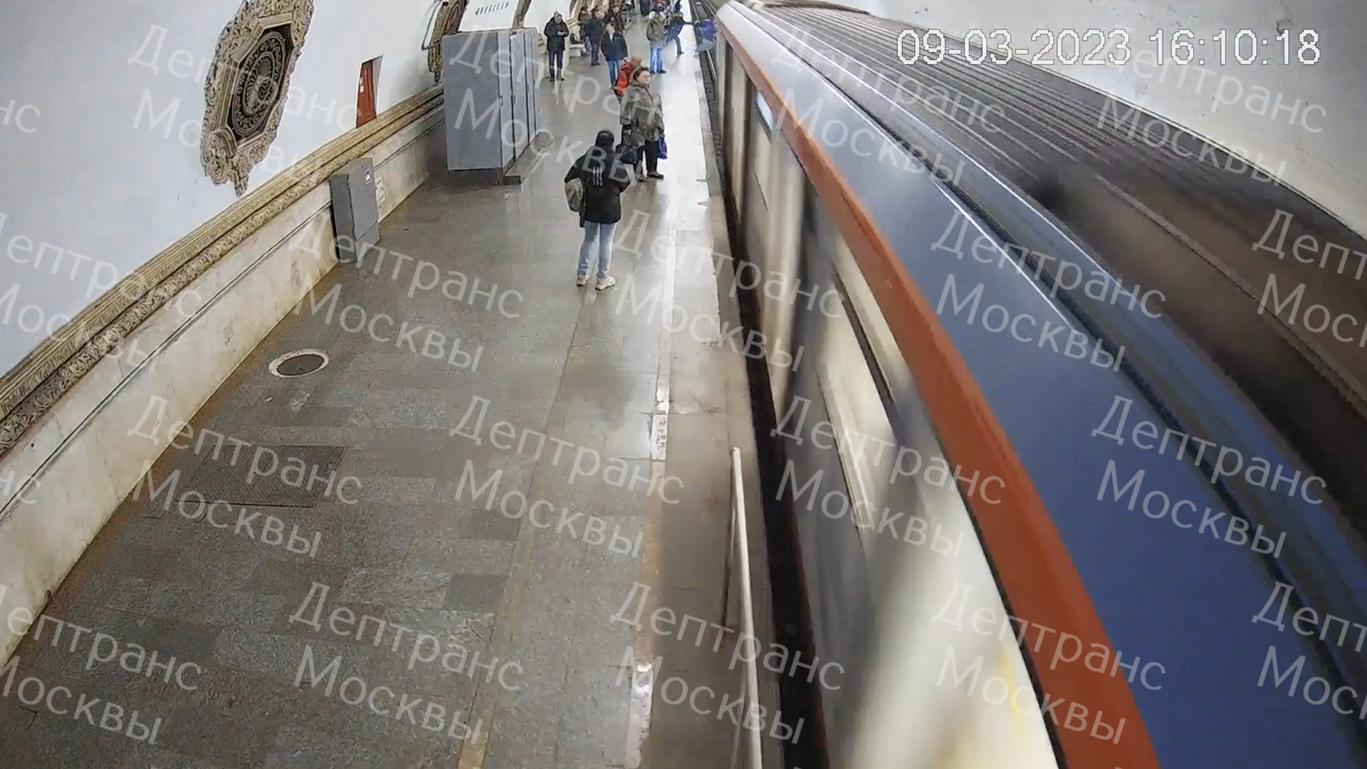 Пассажир метро в Москве, которого столкнули на рельсы, оказался подростком  - РИА Новости, 09.03.2023