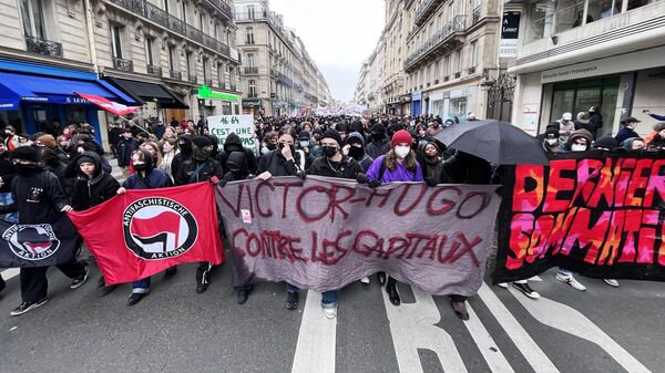 Участники акции протеста против пенсионной реформы на одной из улиц в Париже