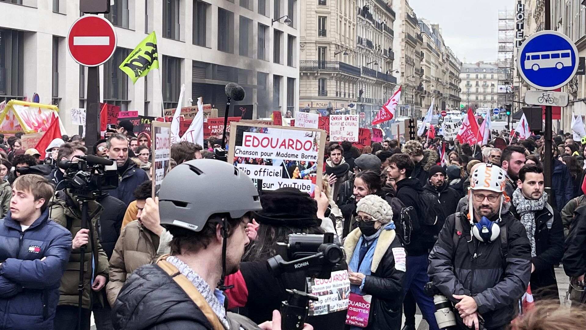 Участники акции протеста против пенсионной реформы на одной из улиц в Париже - РИА Новости, 1920, 17.03.2023