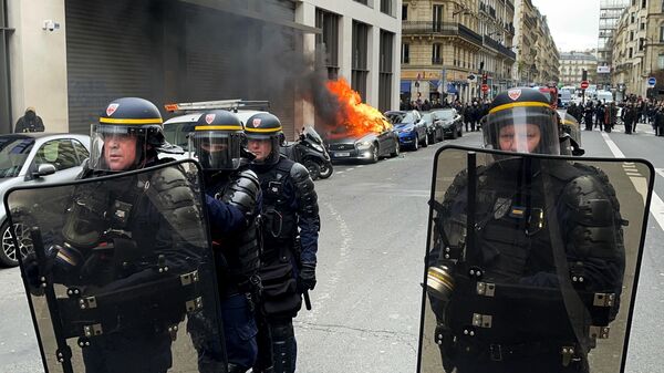 Сотрудники правоохранительных органов на акции против пенсионной реформы в Париже