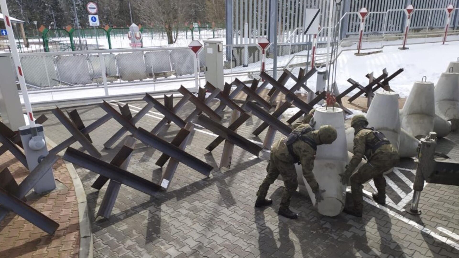 Польские военные расставляют противотанковые ежи на дорогах, ведущих из Белоруссии - РИА Новости, 1920, 09.03.2023