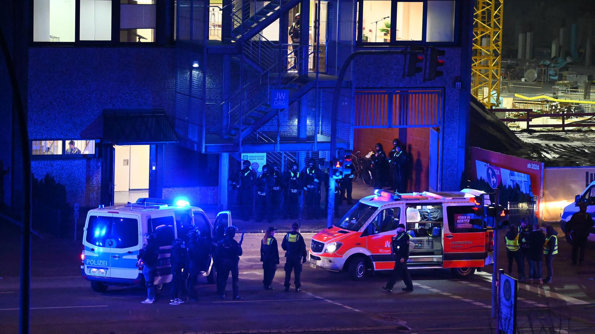 Полицейские и автомобили скорой помощи на месте стрельбы в Гамбурге. 9 марта 2023 - РИА Новости, 1920, 10.03.2023