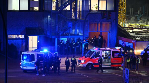 Полицейские и автомобили скорой помощи на месте стрельбы в Гамбурге. 9 марта 2023