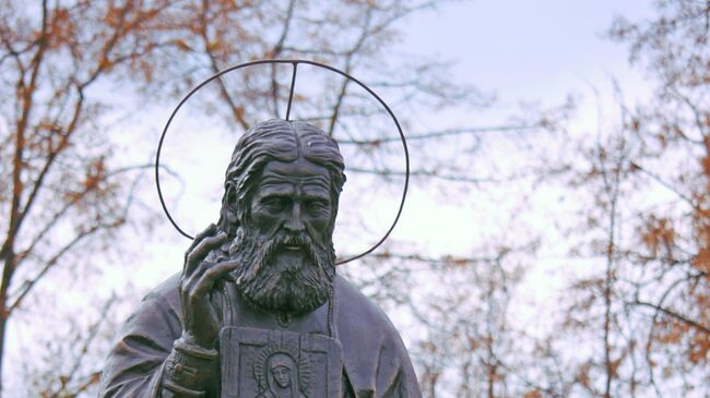 Памятник Серафиму Саровскому в городе Орле, скульптор Андрей Следков