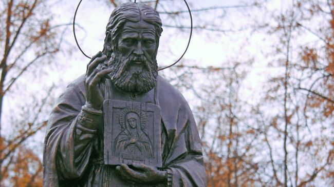 Памятник Серафиму Саровскому в городе Орле, скульптор Андрей Следков