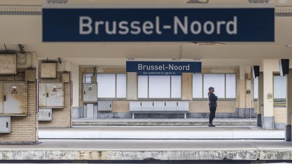 Мужчина на вокзале в Брюсселе во время всеобщей забастовки
