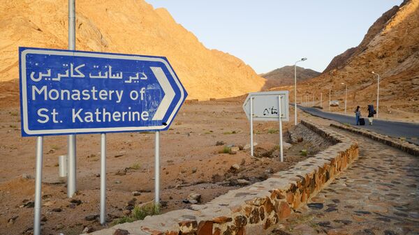 Указатель на дорогу к монастырю Святой Екатерины у подножья горы Синай в Египте