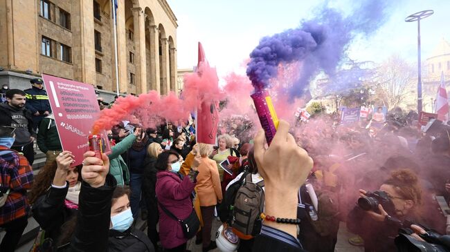 Акция протеста у здания грузинского парламента в Тбилиси