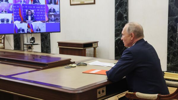 Президент РФ Владимир Путин проводит в режиме видеоконференции оперативное совещание с постоянными членами Совбеза