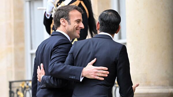 Президент Франции Эммануэль Макрон и премьер-министр Великобритании Риши Сунак во время встречи в Париже