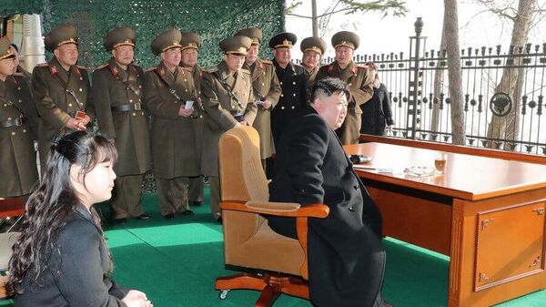 Лидер КНДР Ким Чен Ын вместе с дочерью на полевых учениях артиллерийской части Хвасон. 10 марта 2023