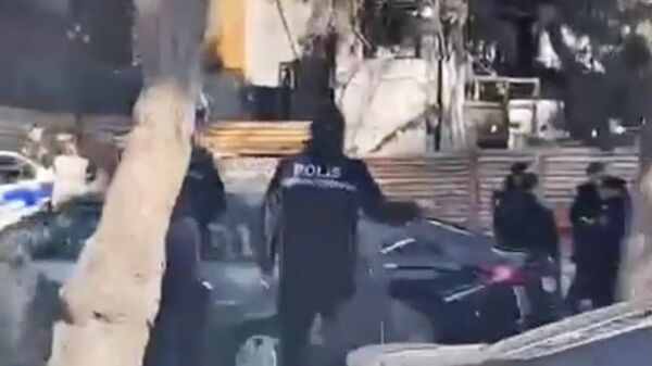 Полицейские на месте стрельбы в Баку