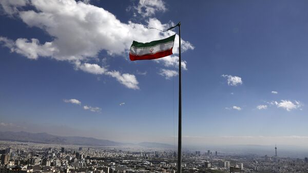 Флаг Ирана над Тегераном. Архивное фото