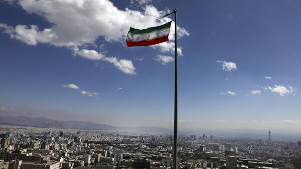 Флаг Ирана над Тегераном. Архивное фото