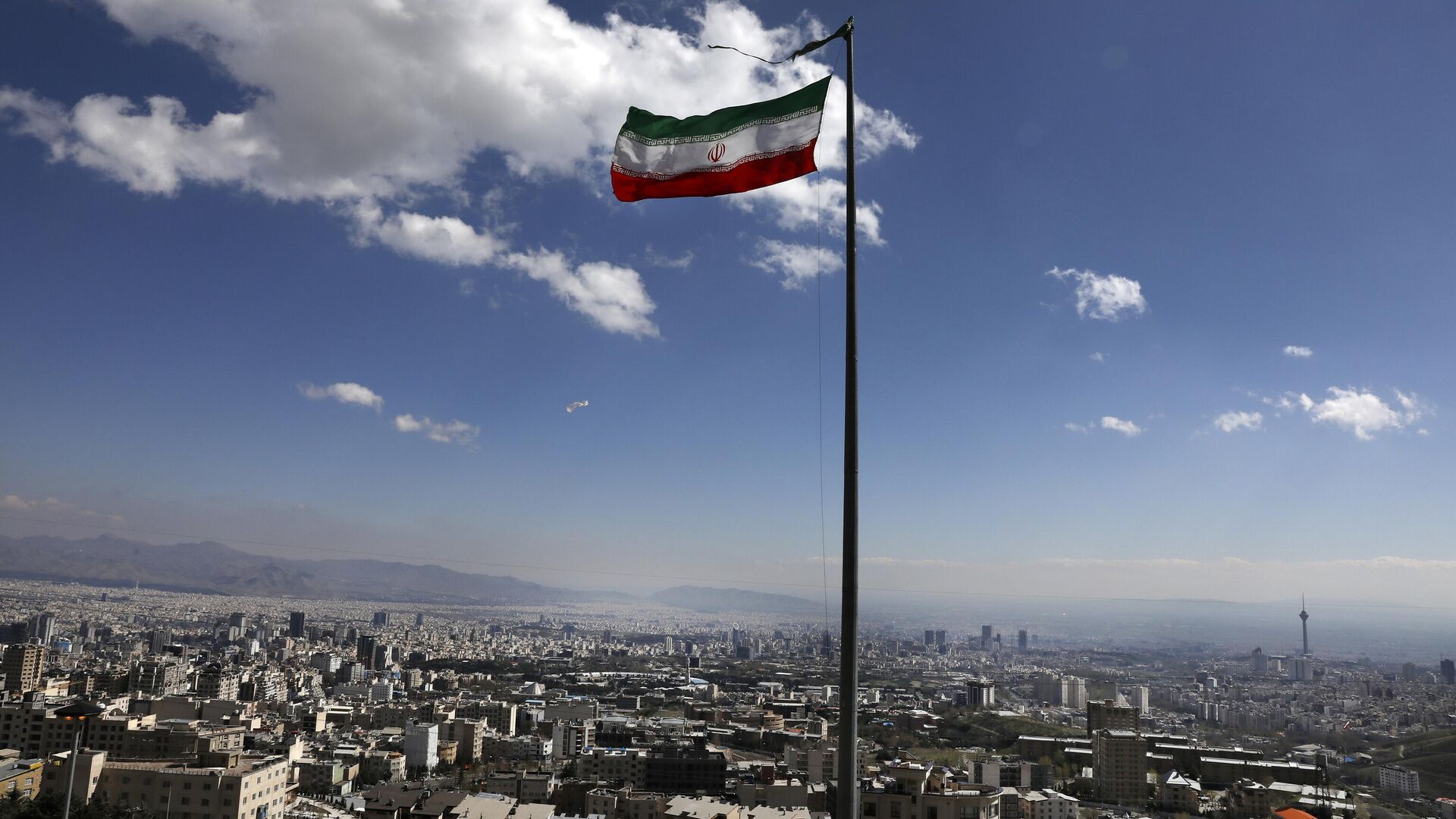 Флаг Ирана в Тегеране - РИА Новости, 1920, 29.06.2024