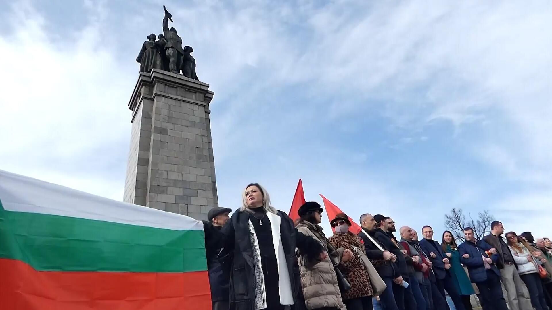 Сотни болгар вышли на защиту памятника советским воинам - РИА Новости, 1920, 10.03.2023