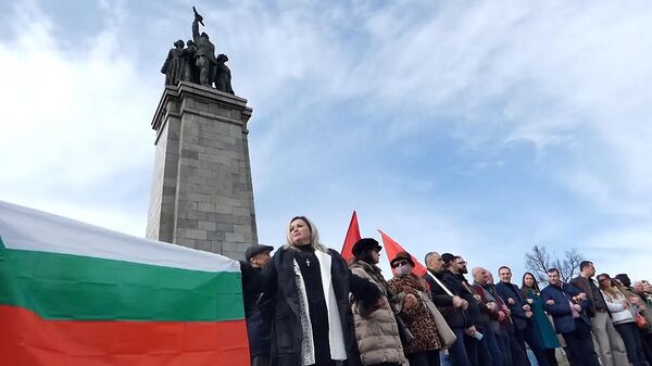 Сотни болгар вышли на защиту памятника советским воинам