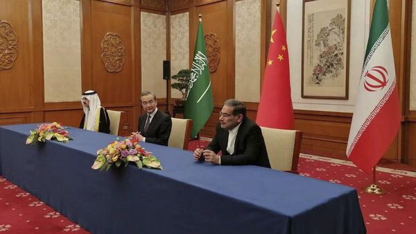 Секретарь Высшего совета национальной безопасности Ирана Али Шамхани и советник по национальной безопасности Саудовской Аравии Мусаид аль-Айбан на церемонии подписания соглашения о возобновлении дипломатических отношений между странами в Пекине 