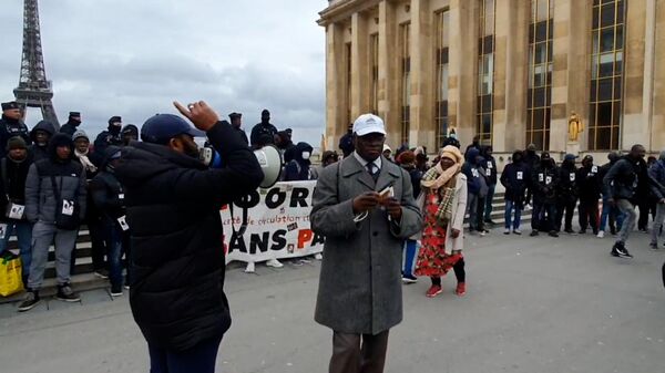 Акция в Париже против миграционной политики Лондона и визита британского премьера