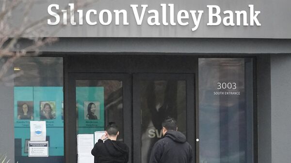 Люди возле банка Silicon Valley в Санта-Кларе, штат Калифорния
