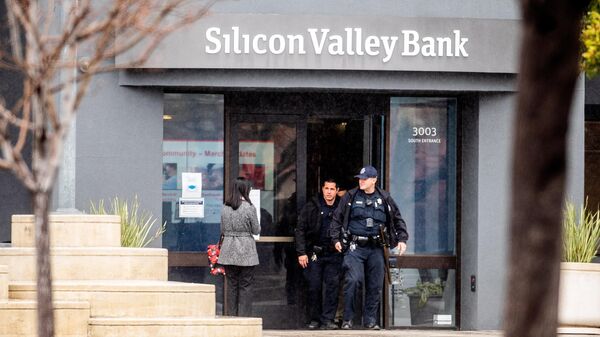 Полиция возле банка Silicon Valley в Санта-Кларе, Калифорния