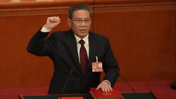 Новоизбранный Премьер госсовета КНР Ли Цян приносит присягу во время вступления в должность