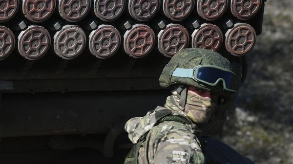 Военнослужащий Вооруженных сил России у реактивной системы залпового огня Торнадо-Г