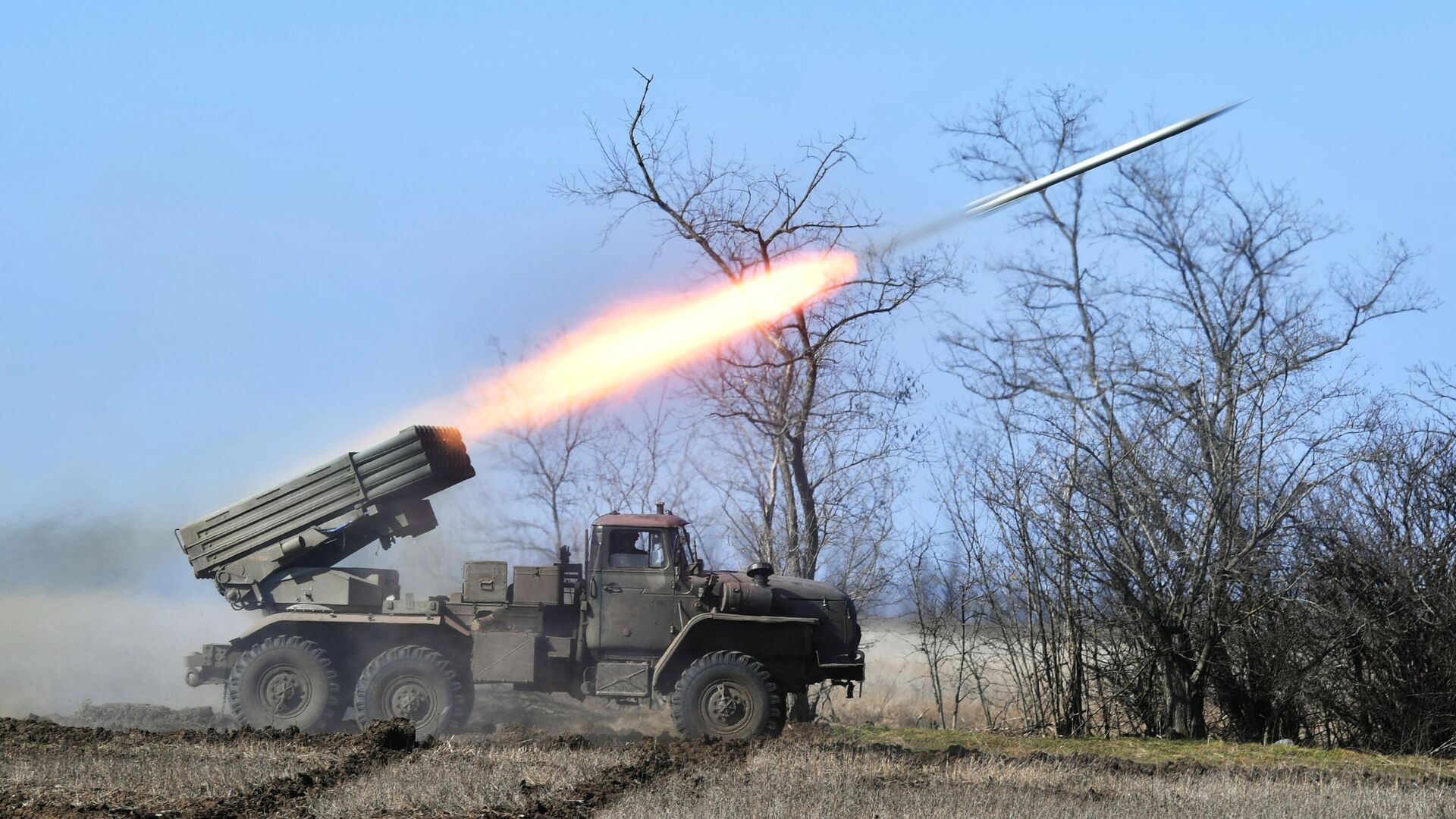 Боевая стрельба из реактивной системы залпового огня Торнадо-Г - РИА Новости, 1920, 12.04.2023