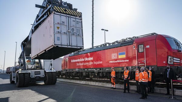 Погрузка гуманитарной помощи для Украины на контейнерном терминале BEHALA в Берлине