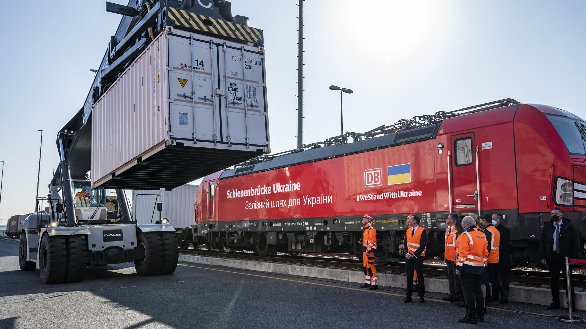 Погрузка гуманитарной помощи для Украины на контейнерном терминале BEHALA в Берлине - РИА Новости, 1920, 11.03.2023