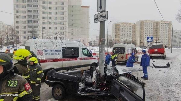 На улице Брусилова в Москве водитель автомобиля не справился с управлением и врезался в столб