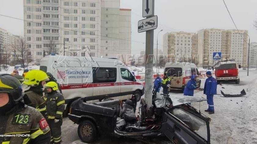 На улице Брусилова в Москве водитель автомобиля не справился с управлением и врезался в столб - РИА Новости, 1920, 11.03.2023