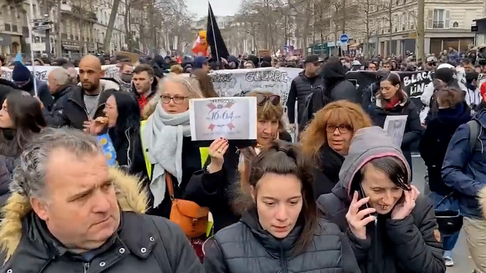 Слезоточивый газ и файеры: митинг против пенсионной реформы в Париже - РИА Новости, 1920, 11.03.2023