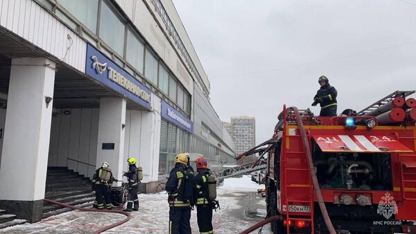 На месте пожара в здании на улице Академика Королева в Москве
