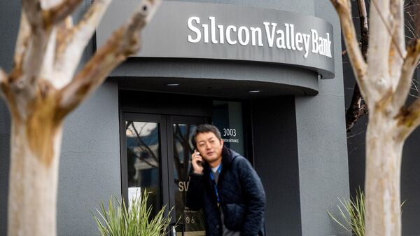 Прохожий возле банка Silicon Valley в Санта-Кларе, Калифорния