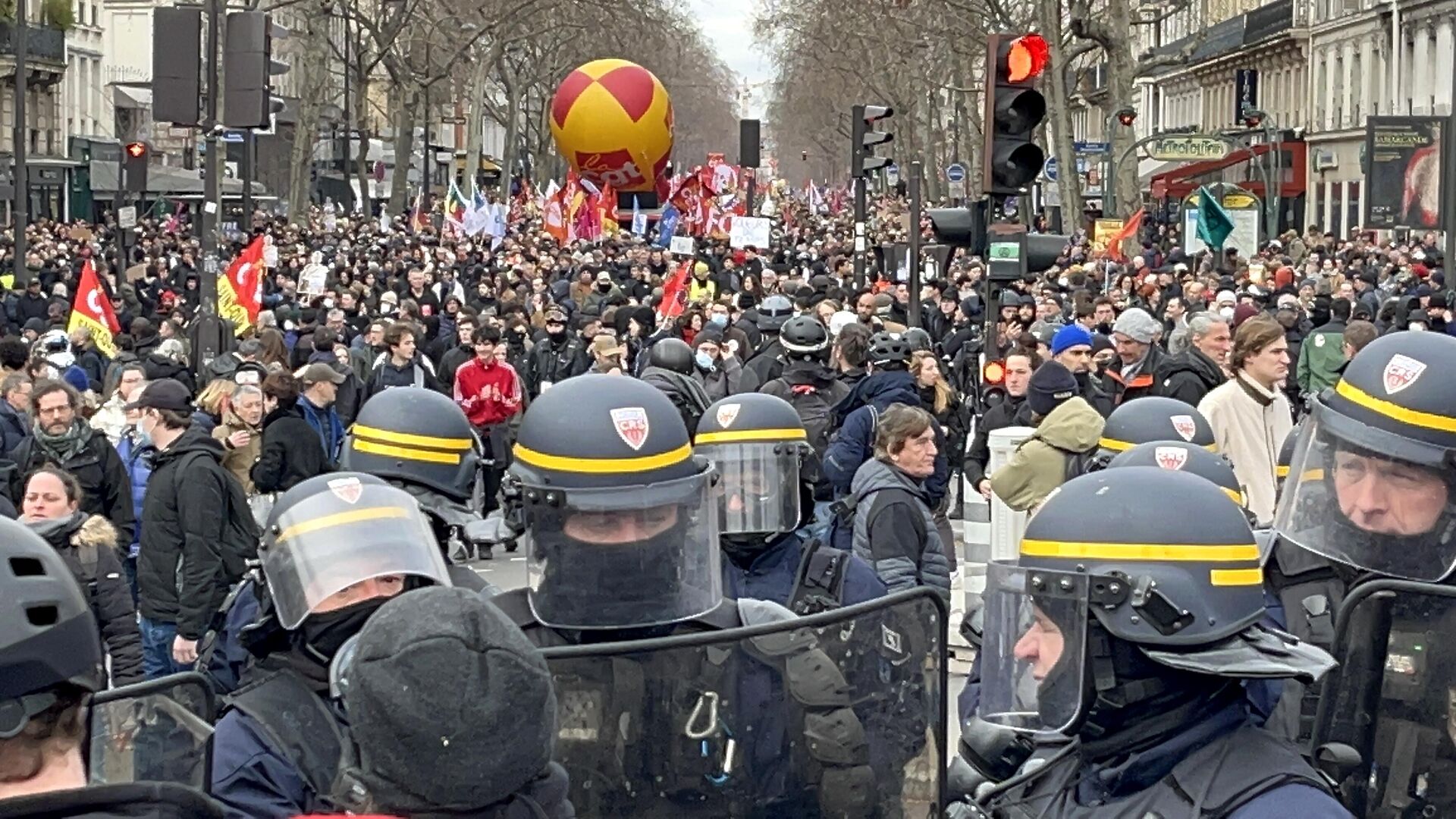Протесты против пенсионной реформы продолжаются в Париже - РИА Новости, 1920, 24.03.2023