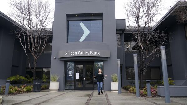 Сотрудница возле банка Silicon Valley в Санта-Кларе, Калифорния
