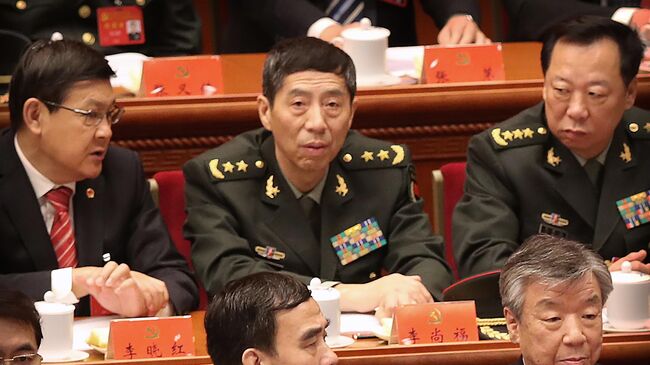 Министр обороны КНР Ли Шанфу (в центре)
