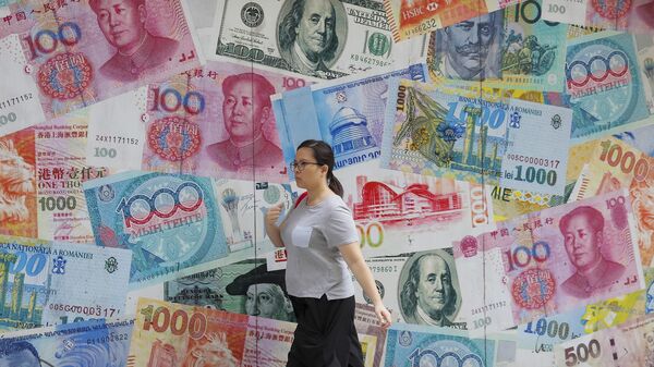 Женщина проходит мимо пункта обмена валюты в Гонконге