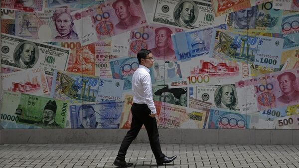 Мужчина проходит мимо пункта обмена валюты в Гонконге