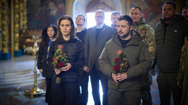 Президент Украины Владимир Зеленский и премьер-министр Финляндии Санна Марин на похоронах одного из боевиков Правого сектора*