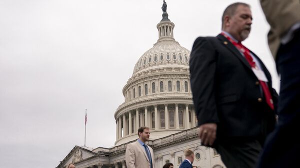 Посетители проходят мимо Капитолия США в Вашингтоне