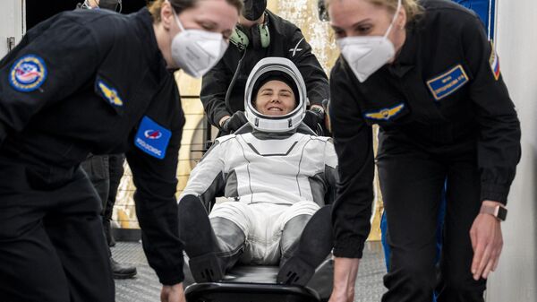 Космонавт Роскосмоса Анна Кикина после посадки спускаемой капсулы в Атлантическом океане