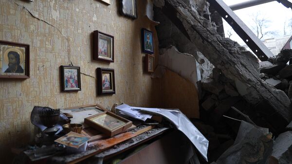 Иконы в доме, поврежденном в результате обстрела Донецка со стороны ВСУ