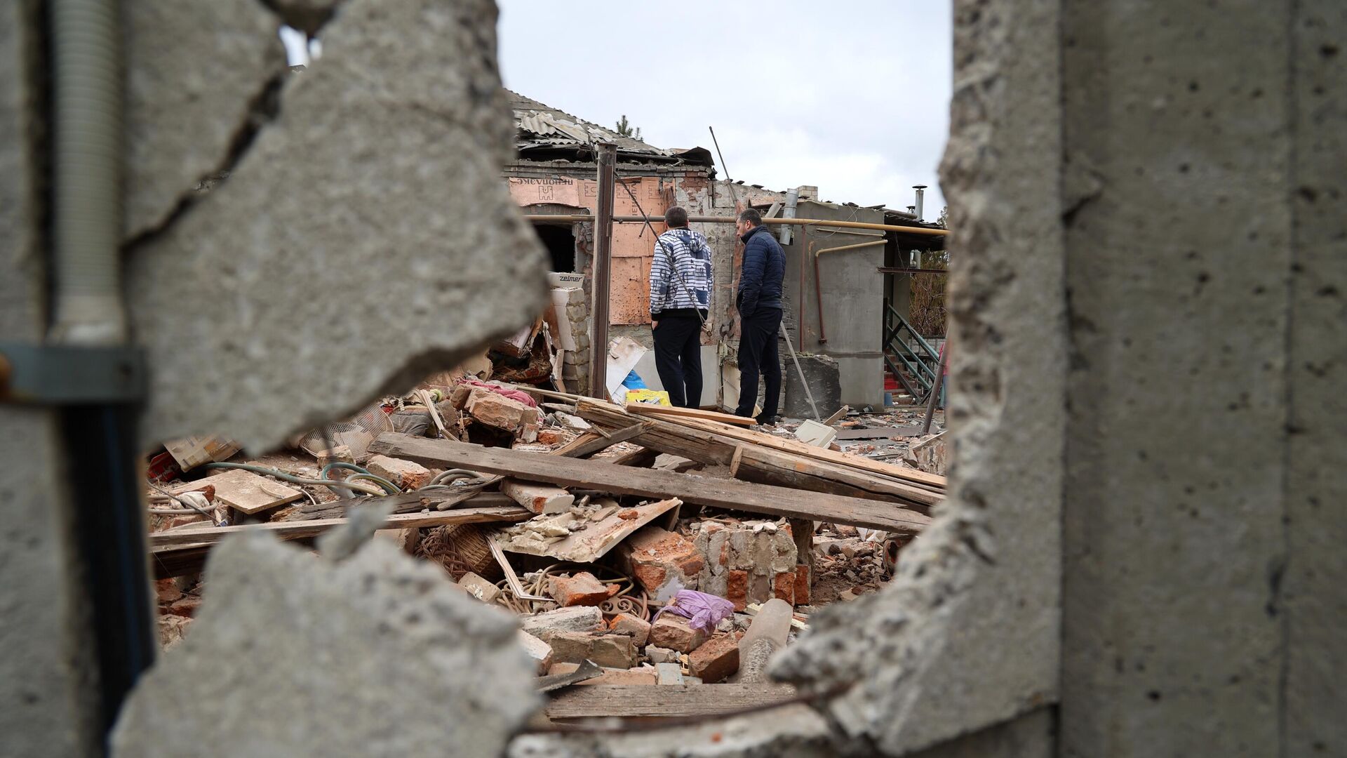 Люди возле дома, разрушенного в результате обстрела Донецка со стороны ВСУ - РИА Новости, 1920, 31.03.2023
