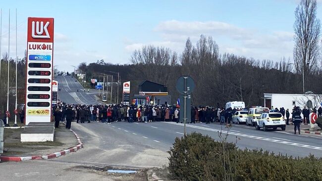 Протестующие, которых высадили из автобуса, блокируют въезд в город Бельцы, Молдавия