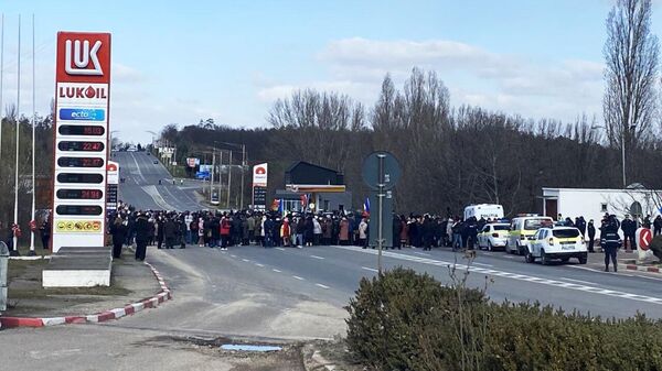 Протестующие, которых высадили из автобуса, блокируют въезд в город Бельцы, Молдавия