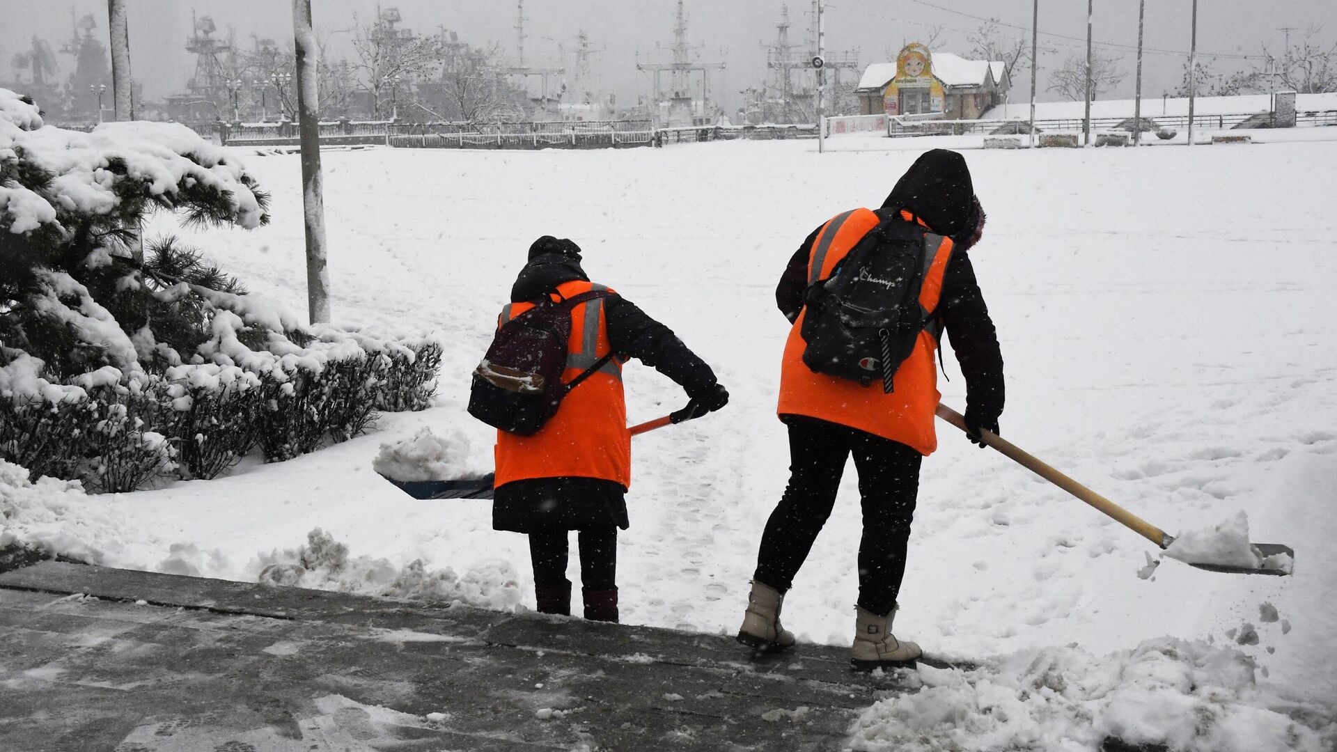 Сотрудники коммунальной службы во время уборки снега - РИА Новости, 1920, 03.10.2025